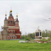 Храм Парскевы пятницы и разрушенный памятник Ленину с трибуной