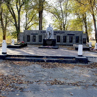 Братская могила, мемориал павшим воинам в ВОВ. Здесь захоронено около 400 воинов