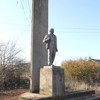 Памятник Ленину в сквере у бывшего правления колхоза