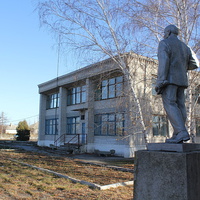 Ленин у здания бывшего правления колхоза -бывший Ленин, бывший колхоз
