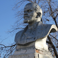 Бюст Ленину возле школы