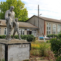 паямтник Ленин и дети возле школы