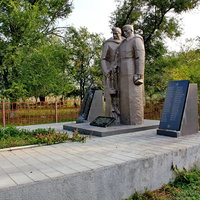 братская могила воинов,павших в ВОВ в центре села