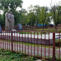 братская могила воинов,павших в ВОВ в центре села