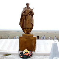 памятник павшим воинам на братской могиле воинам,погибшим в боях за освобождение села (на восточной окраине села)