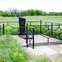 могила гвардии майора Гладкова,погибшего при освобождении хутора в январе 1943 года.
