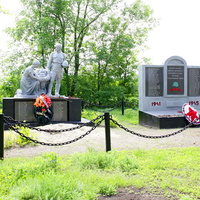 Братская могила, мемориал павшим воинам в ВОВ возле ДК