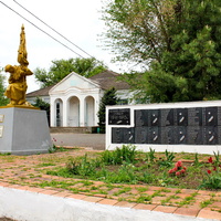 Братская могила, мемориал павшим воинам в ВОВ за хутор возле Дому Культуры