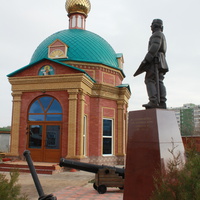памятник адмиралу Ушакову на территории храма Рождества Христова