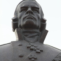 памятник адмиралу Ушакову на территории храма Рождества Христова