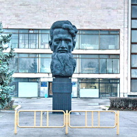 памятник Курчатову у проходной Атоммаша