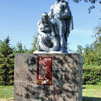 старый памятник на братской могиле старосоленого