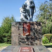 старый памятник на братской могиле старосоленого