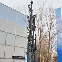 композиция "Ключи" у первого дома нового города