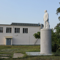 памятник Ленину у дома Культуры