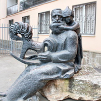 скульптурная композиция дед и внук на перекрестке 50-лет СССР и Горького