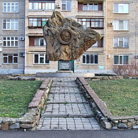 Памятный знак в честь 100-летия Димитрова у пл.Победы