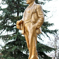 памятник Ленину в парке Юность