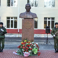 памятник Герою России полковнику Ревенко