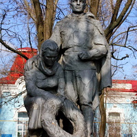памятник павшим воинам на братской могеле и ЖД вокзала