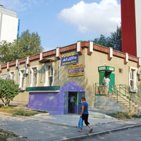 Фотоателье (Волгодонск)  Здесь расположены: фотосалон,парикмахерская, магазин канцтовары и другие.