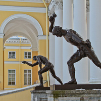 Статуи при входе в Александровский дворец