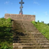 Кингисепп. Памятный крест на берегу реки Луга.