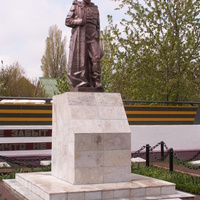 Памятник павшим воинам на братской могиле ( Новый, скульптор Егор Дедиященко)