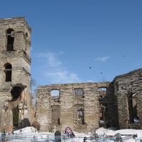 Разрушенный Храм Святителя Николая Чудотворца близ кладбища.
