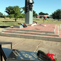 Братская могила, мемориал павшим воинам в ВОВ на площади перед школой