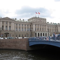 Дворец у Синего моста: Мариинский дворец в Санкт-Петербурге.