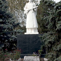 памятник павшим воинам на братской могиле возле школы