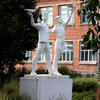 скульптурная композиция ДЕТИ во дворе школы