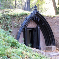 Склеп графа Полье "Адольфова могила".