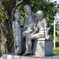 памятник "Ленин и дети" во дворе школы