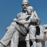 памятник "Ленин и дети"