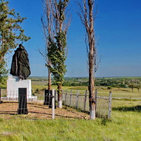 братская могила павших в ВОВ напротив Чумаков
