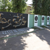 братская могила-мемориал у музея