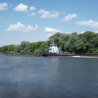 Москва-река и баржа, плывущая вверх по течению