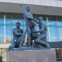 Скульптура перед БКЗ "Октябрьский"