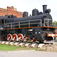 Памятник железнодорожникам, принимавшим участие в разгроме белогвардейцев  Во время гражданской войны паровоз Эш-4504 с платформой врезался в вокзал с белогвардейцами и взорвался.