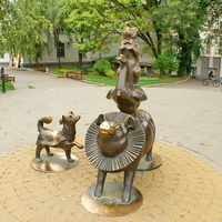 Скульптурная композиция перед парком