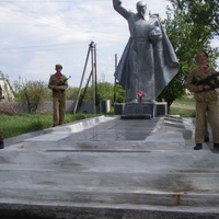 Памятник в центре села Терны