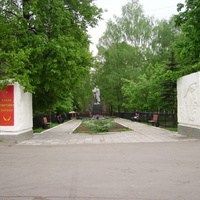 Фряново. Памятник и небольшой сквер неподалёку от автостанции