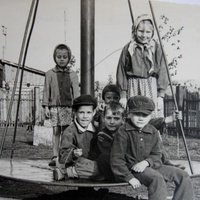 Кропачёво. Карусель возле клуба. Снимок 1960 года. Посёлочек нефтяников - Перекачка.