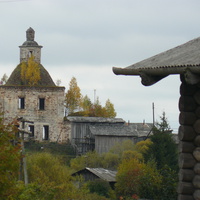 Заброшенным выглядит в селе и храм