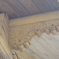 Надпись нал крышей одного из домов сообщает, что он был построен в июне 1899 года.