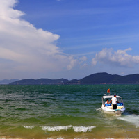 Hon Tam Island