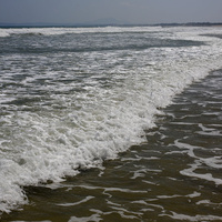 Морские волны в полосе прибоя