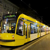 Трамвай в вечернем городе